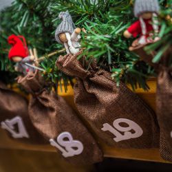 Decorative custom advent calendar - jute bags -13 x 18 cm, natural dark colour + white numbers Burlap bags / Jute bags