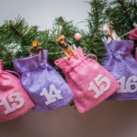 Advent calendar jute bags, sized 12 x 15 cm, pink and violet + white numbers Burlap bags / Jute bags